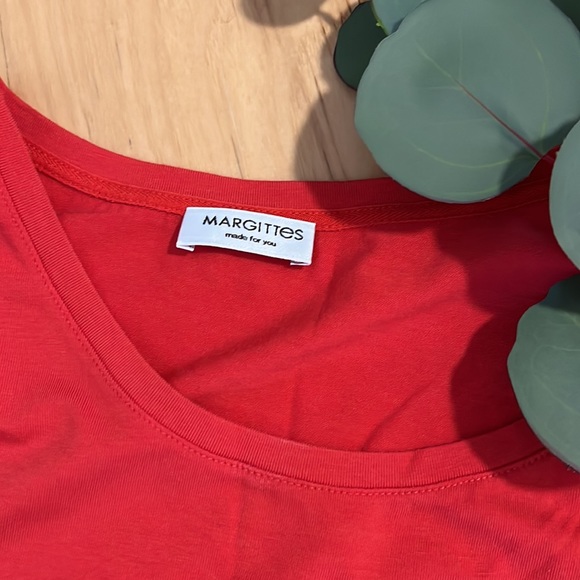 ๐ MARGITTES sneaker tee - Picture 4 of 5